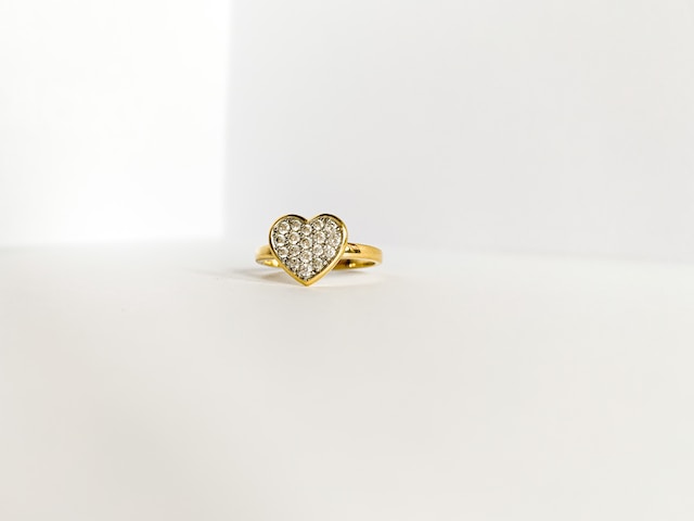 De Kunst van Sublieme Elegantie: Gouden Ringen met Edelstenen en Gouden Broches